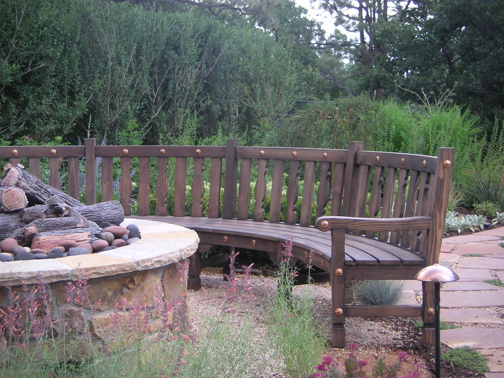 Mediterraner Garten im Frühling, hinter dem Haus mit Feuerstelle, direkter Sonneneinstrahlung und Natursteinplatten in Denver