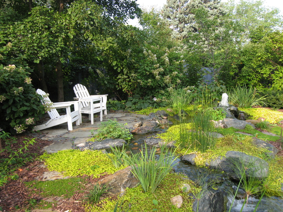 Esempio di un ampio giardino boho chic esposto in pieno sole dietro casa in estate con fontane e pacciame