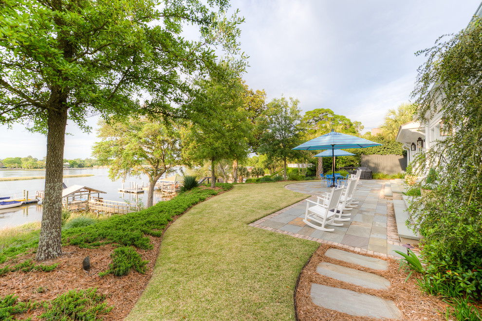 Geräumiger Rustikaler Hanggarten mit Wasserspiel und direkter Sonneneinstrahlung in Charleston