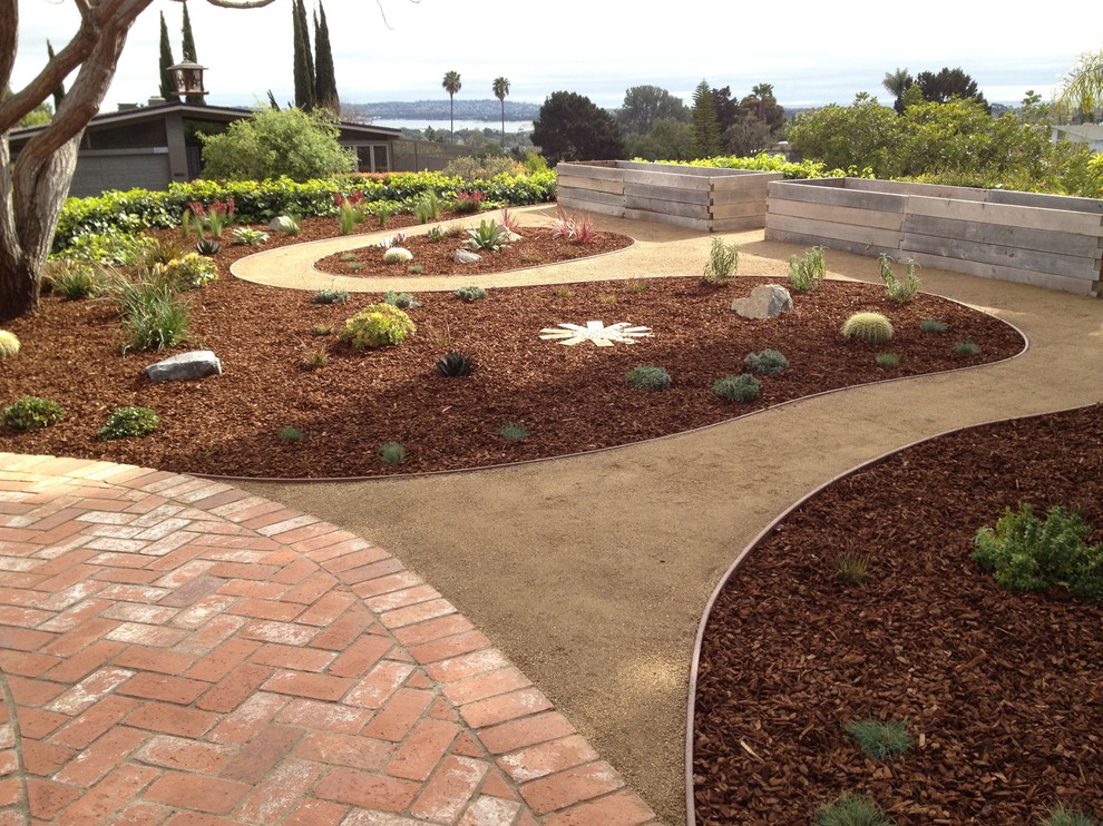 Mediterraner Garten hinter dem Haus mit Pflastersteinen in San Diego