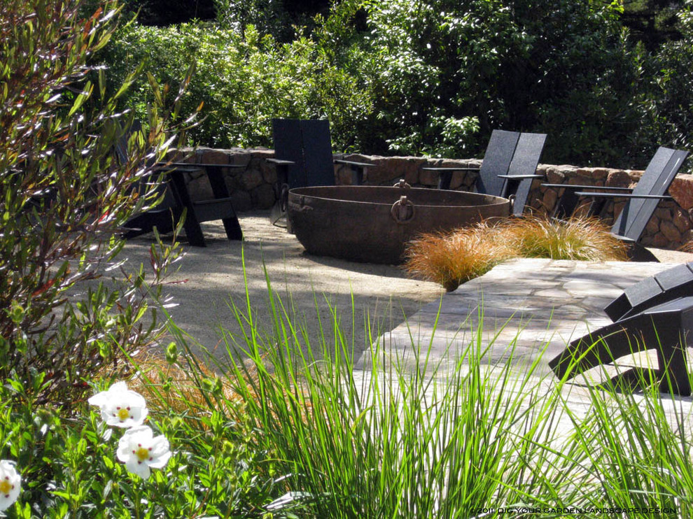 Идея дизайна: летний засухоустойчивый сад среднего размера на заднем дворе в стиле рустика с полуденной тенью и покрытием из гравия