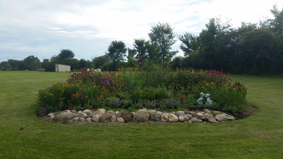 Foto di un giardino minimal esposto in pieno sole di medie dimensioni e dietro casa con un giardino in vaso e pavimentazioni in mattoni