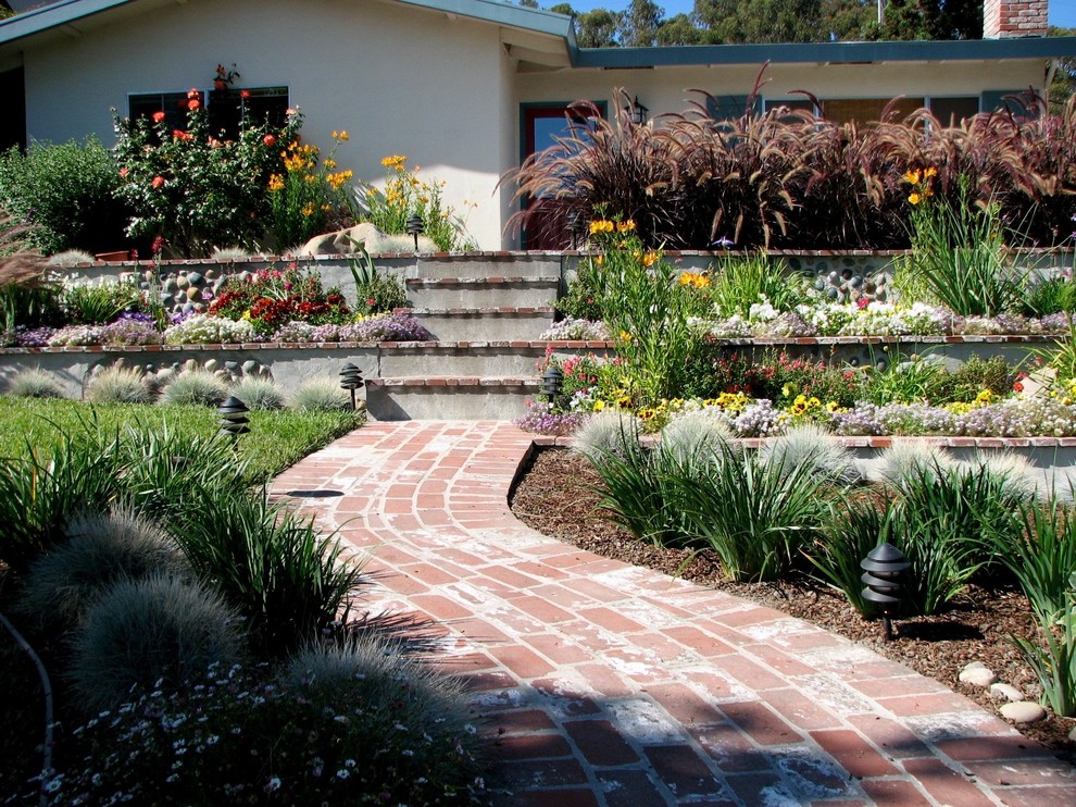 Идея дизайна: солнечный регулярный сад в классическом стиле с растениями в контейнерах, хорошей освещенностью и мощением клинкерной брусчаткой