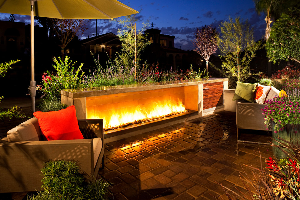 Design ideas for a small modern drought-tolerant and full sun front yard concrete paver landscaping in Los Angeles with a fire pit for spring.