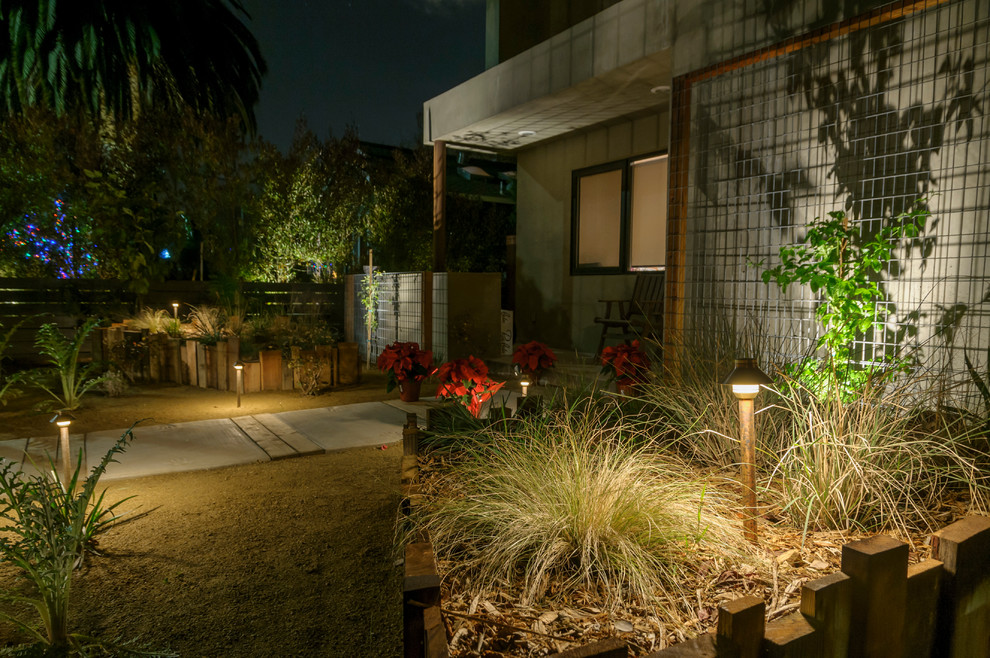 Design ideas for a mid-sized contemporary partial sun front yard gravel landscaping in Los Angeles.
