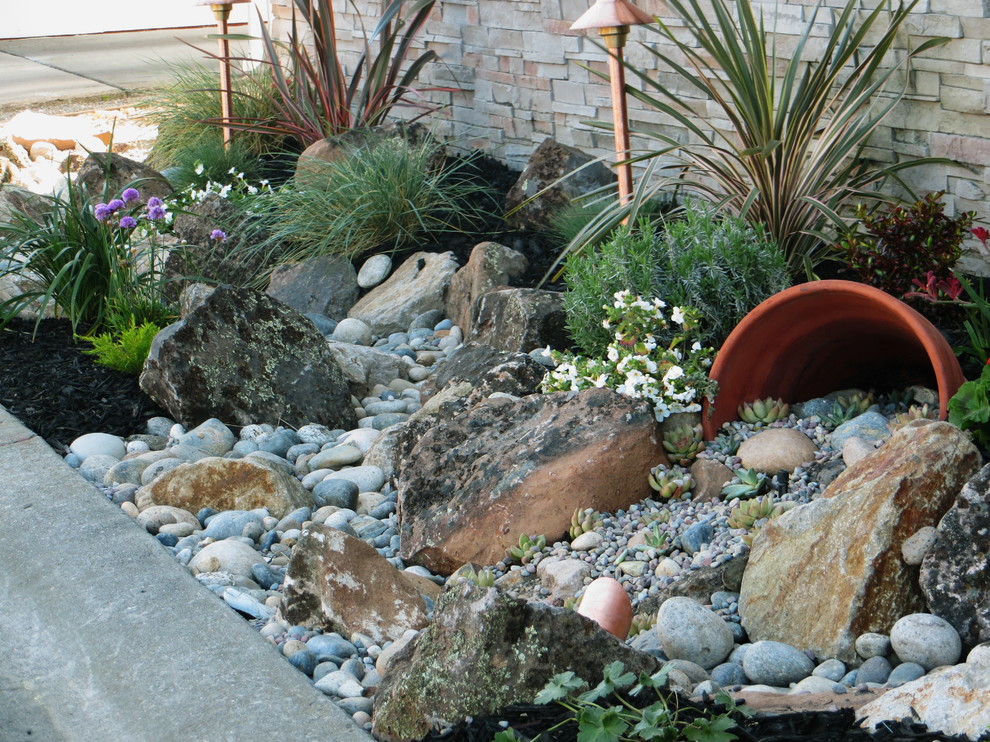 На фото: маленький участок и сад на переднем дворе в классическом стиле с покрытием из гравия для на участке и в саду