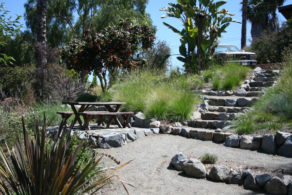 Exemple d'un grand jardin avec une exposition ensoleillée, une pente, une colline ou un talus et un gravier de granite.