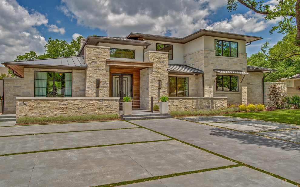 Inspiration for a modern driveway in Dallas.