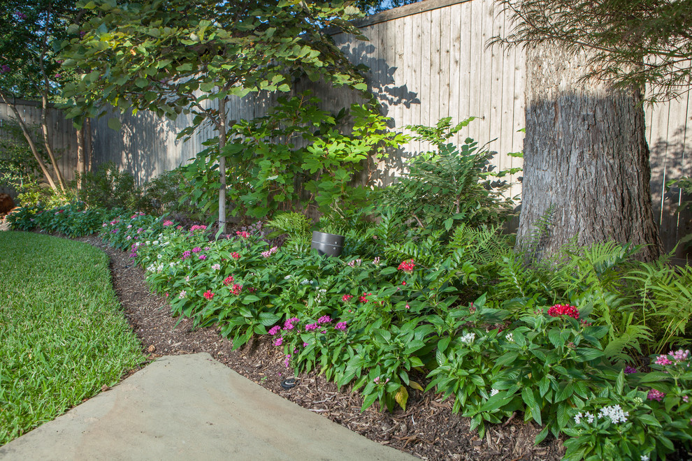 Idee per un piccolo giardino chic esposto a mezz'ombra dietro casa in estate con pavimentazioni in pietra naturale