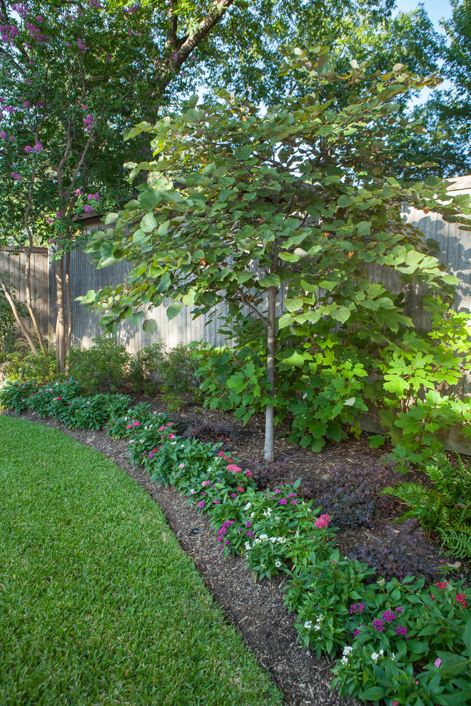 Идея дизайна: маленький летний участок и сад на заднем дворе в классическом стиле с полуденной тенью и покрытием из каменной брусчатки для на участке и в саду