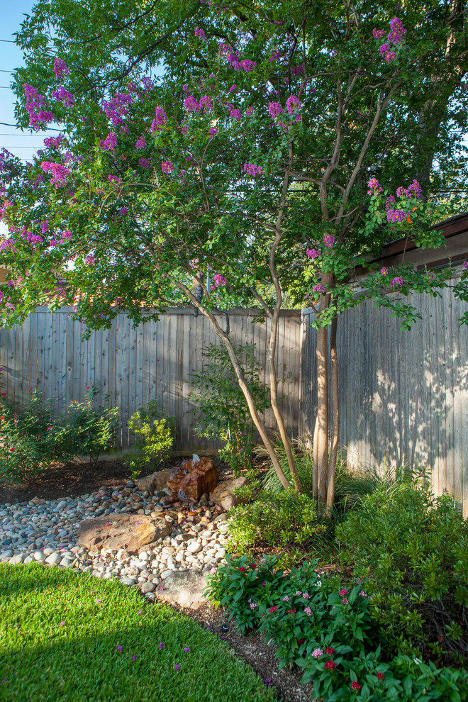 Источник вдохновения для домашнего уюта: маленький летний участок и сад на заднем дворе в классическом стиле с полуденной тенью и покрытием из каменной брусчатки для на участке и в саду