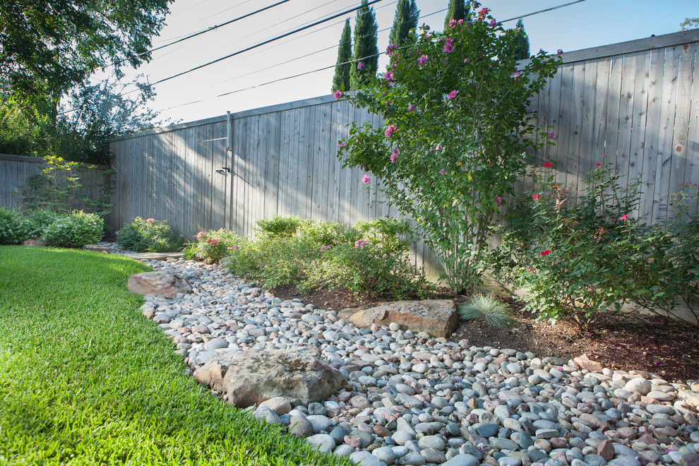 Kleiner, Halbschattiger Klassischer Garten im Sommer, hinter dem Haus mit Wasserspiel und Natursteinplatten in Dallas