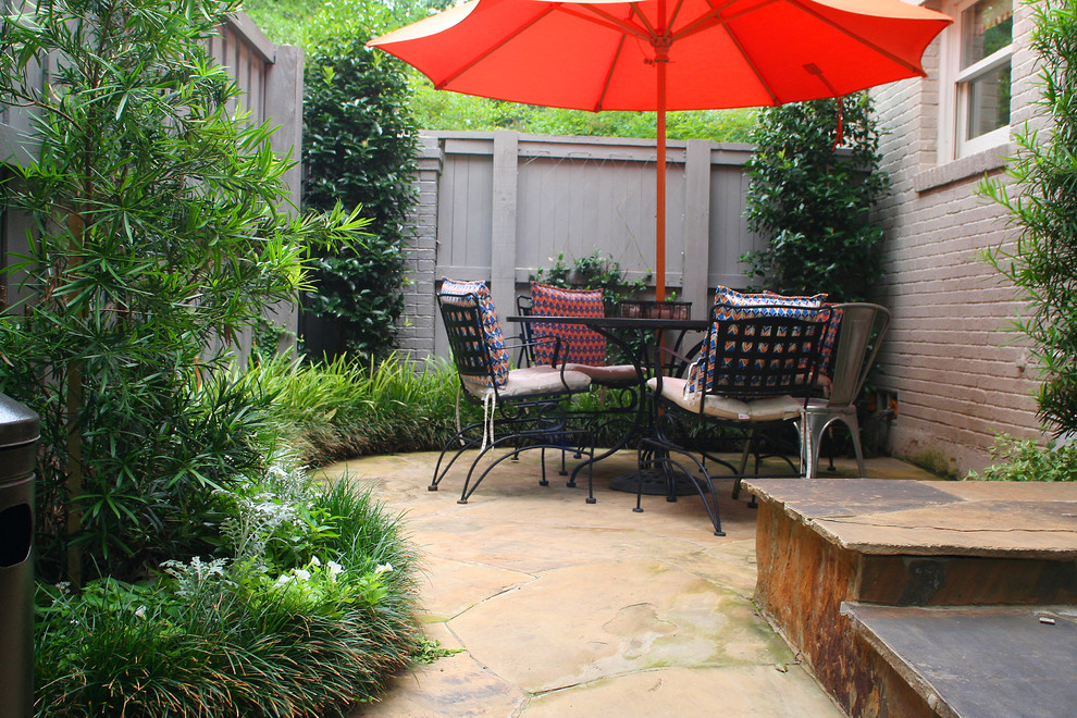 Imagen de camino de jardín clásico renovado de tamaño medio en verano en patio trasero con exposición parcial al sol y adoquines de piedra natural