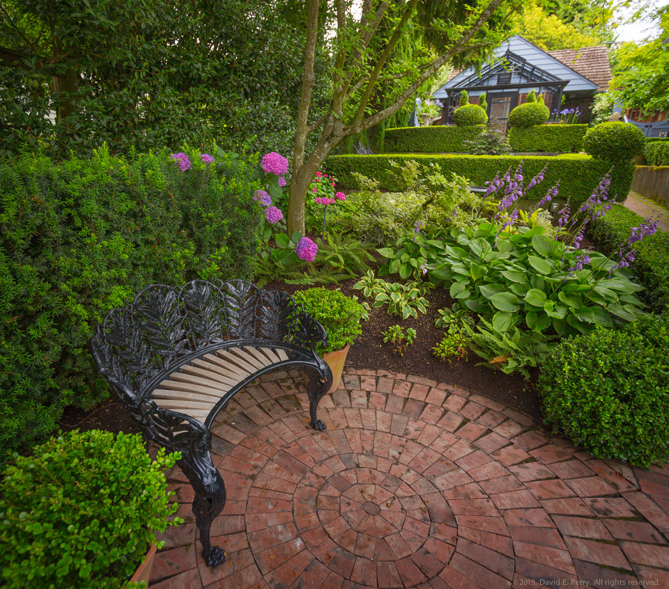 Свежая идея для дизайна: большой регулярный сад на заднем дворе в классическом стиле с мощением клинкерной брусчаткой - отличное фото интерьера