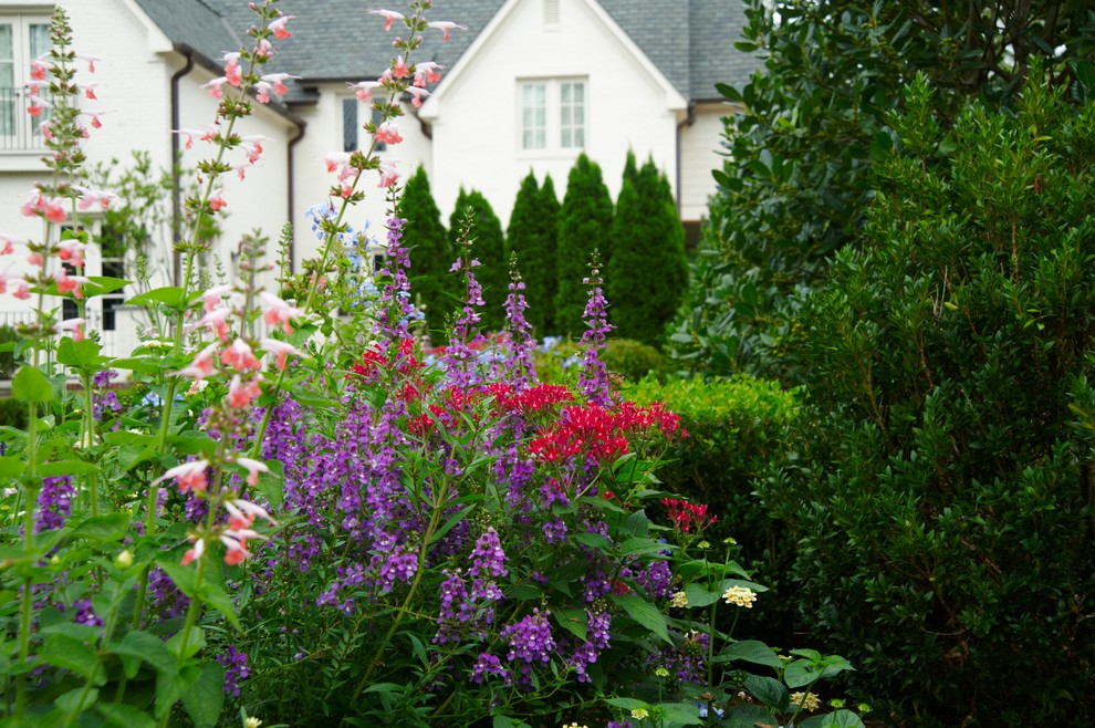 На фото: летний участок и сад в классическом стиле