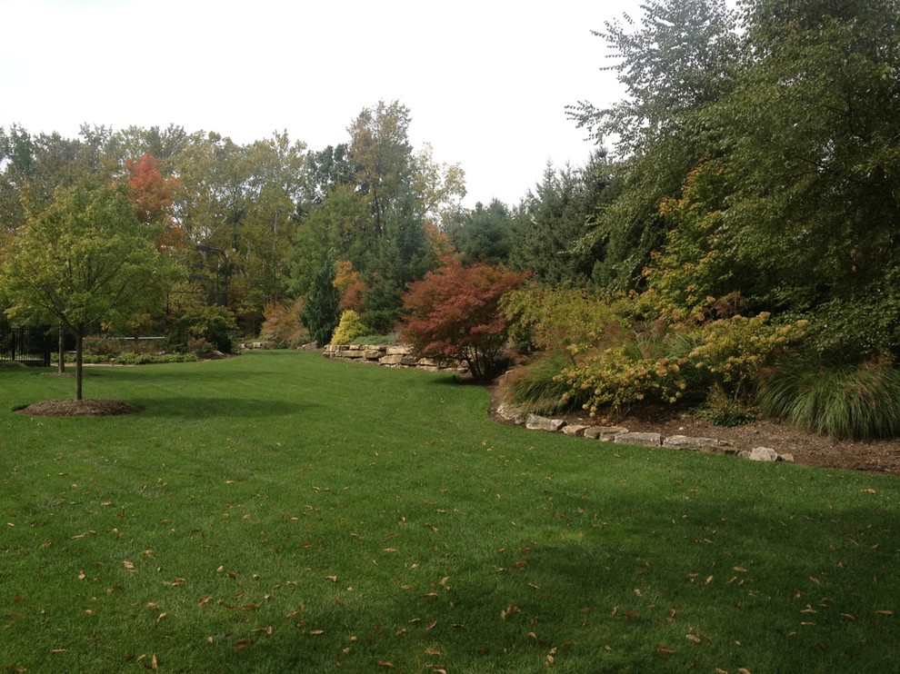 Idee per un grande giardino tradizionale esposto in pieno sole dietro casa in autunno con un ingresso o sentiero e ghiaia