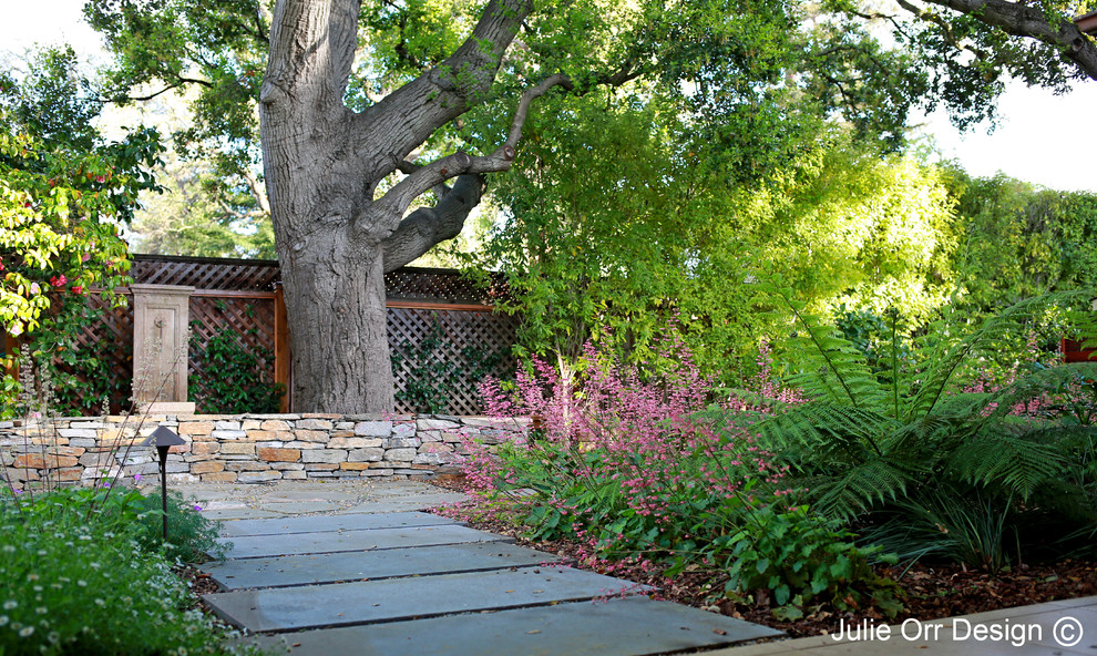 Foto di un grande giardino contemporaneo esposto in pieno sole dietro casa in primavera con pavimentazioni in pietra naturale