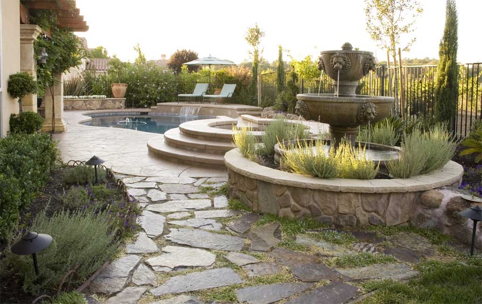 Réalisation d'un jardin méditerranéen avec un point d'eau.