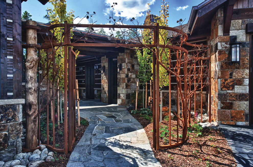 Imagen de jardín contemporáneo en patio delantero con adoquines de piedra natural