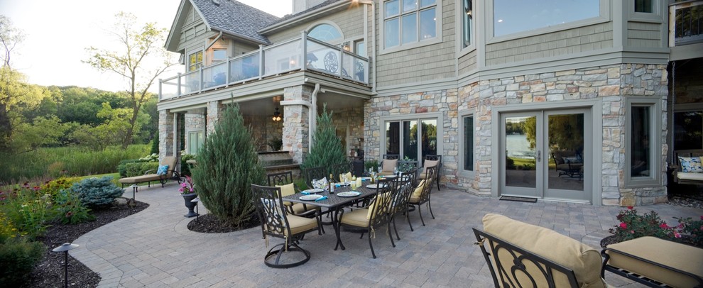 Idee per un grande patio o portico classico dietro casa con un giardino in vaso e pavimentazioni in pietra naturale