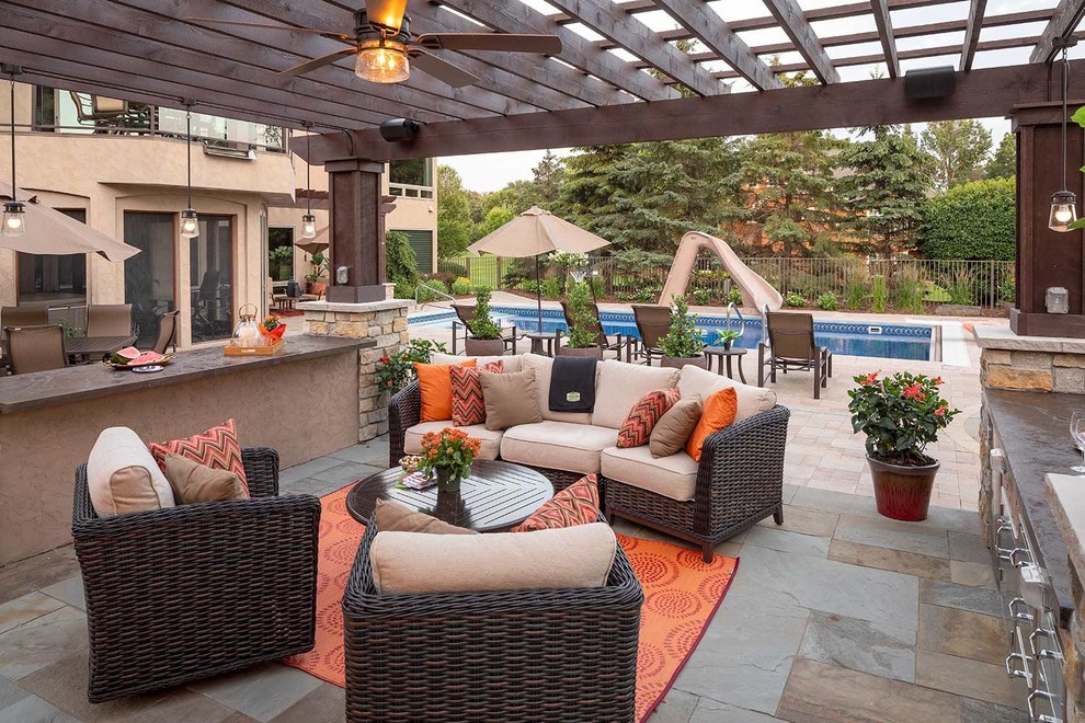 Imagen de patio clásico renovado de tamaño medio en patio trasero con adoquines de piedra natural