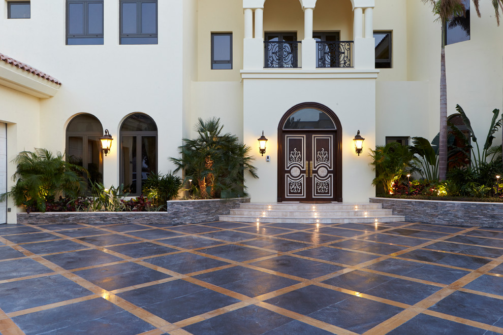 Ispirazione per un vialetto d'ingresso stile marinaro esposto in pieno sole di medie dimensioni e davanti casa in estate con pavimentazioni in pietra naturale