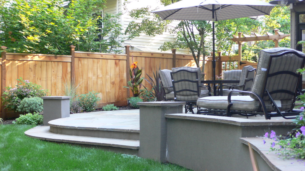 Design ideas for a mid-sized traditional landscaping in Portland.