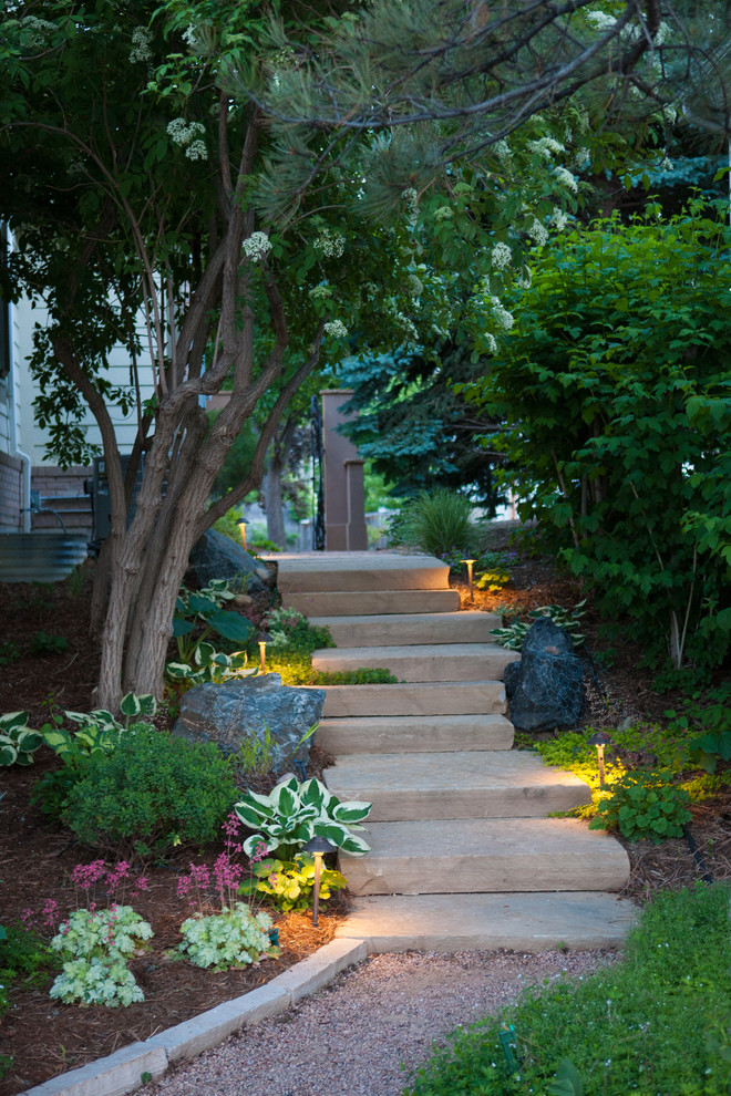 Immagine di un giardino classico con un ingresso o sentiero e pavimentazioni in pietra naturale