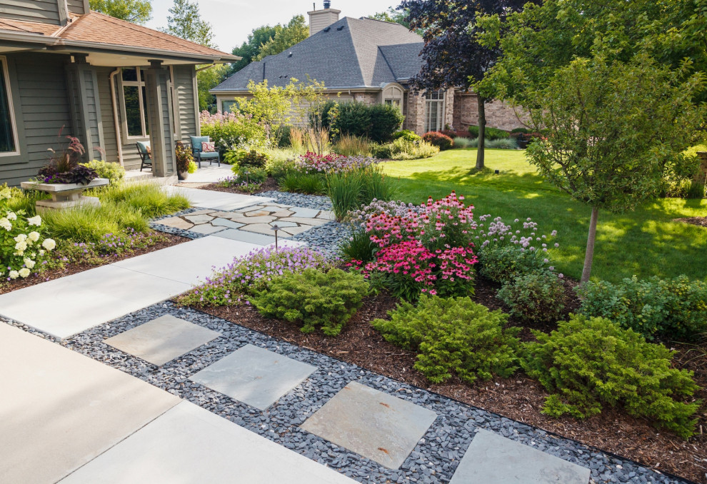 Diseño de camino de jardín de secano moderno de tamaño medio en verano en patio delantero con exposición total al sol y adoquines de piedra natural