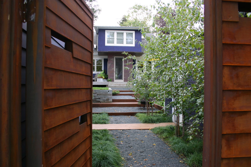 Esempio di un giardino minimal davanti casa con scale