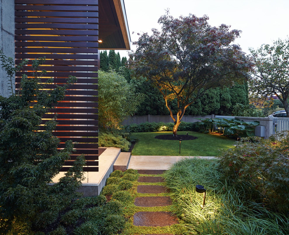 Design ideas for a modern front yard formal garden in Vancouver.