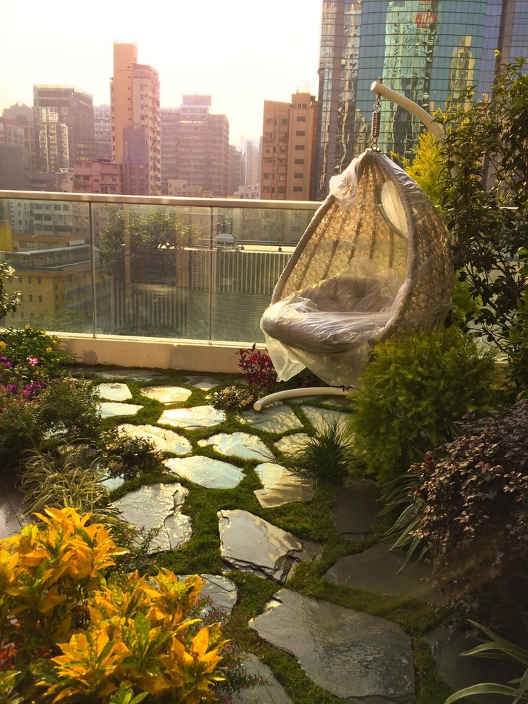 Cette photo montre un jardin victorien de taille moyenne et l'été avec un point d'eau, une exposition ensoleillée et une terrasse en bois.