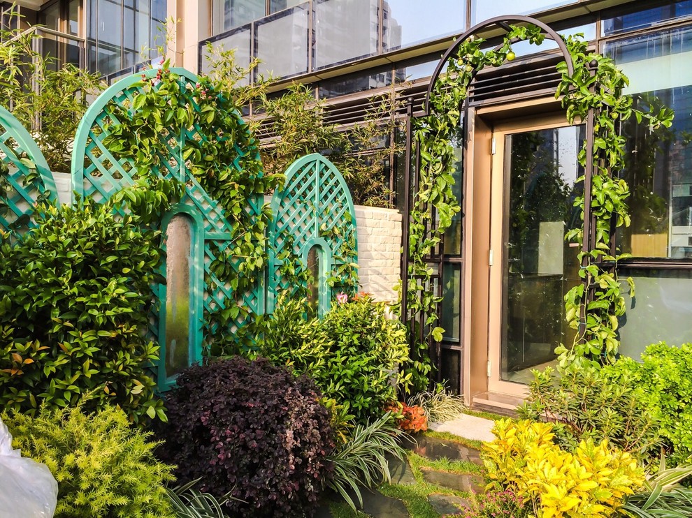 Diseño de jardín clásico de tamaño medio en verano en azotea con jardín francés, fuente, exposición total al sol y entablado