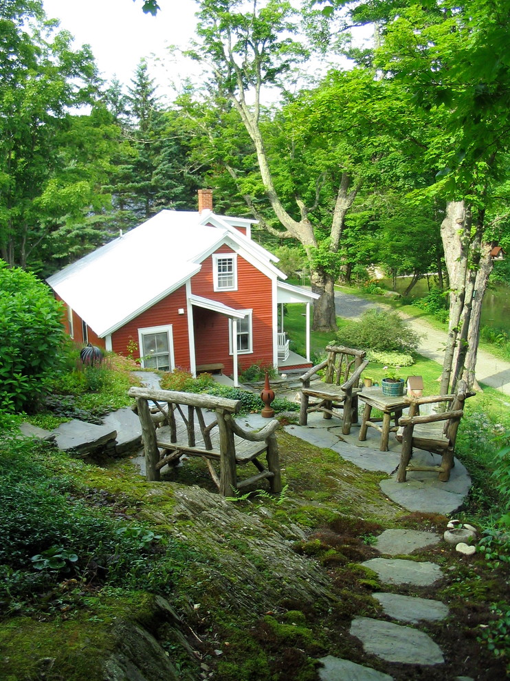Ispirazione per un piccolo giardino stile rurale nel cortile laterale con pavimentazioni in pietra naturale