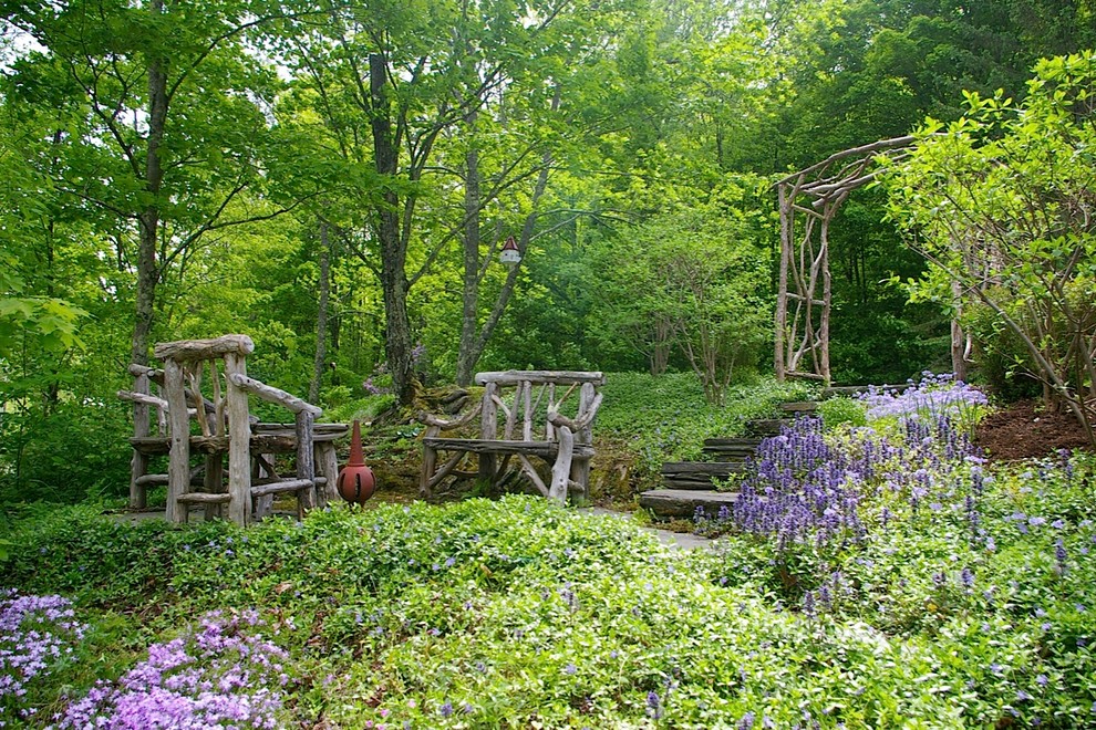 Immagine di un piccolo giardino rustico nel cortile laterale con pavimentazioni in pietra naturale
