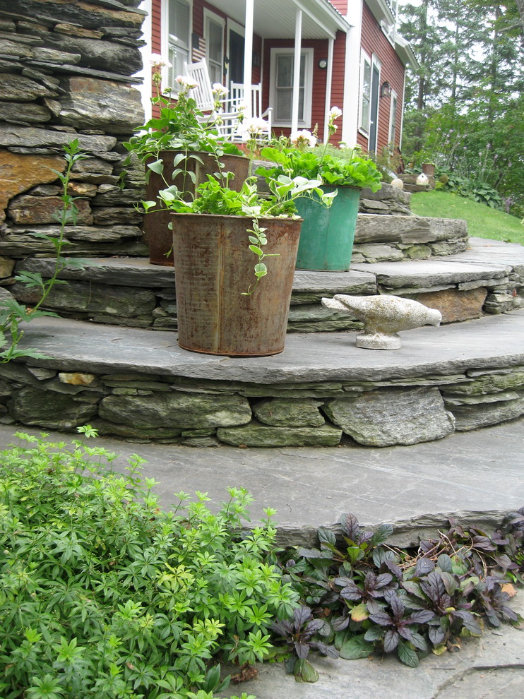 Idee per un piccolo giardino stile rurale nel cortile laterale con pavimentazioni in pietra naturale