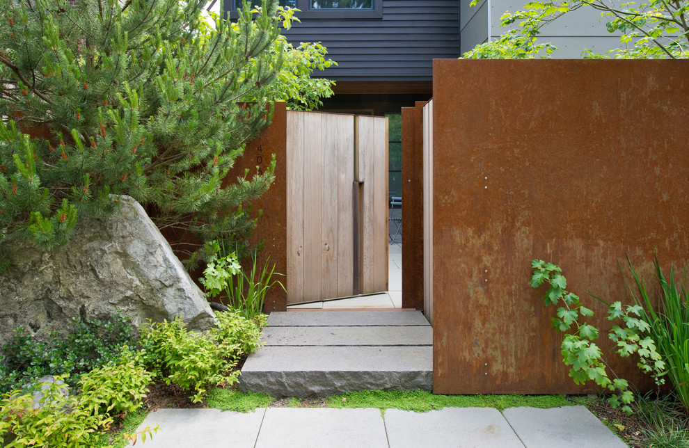 Cette photo montre un aménagement d'entrée ou allée de jardin avant moderne avec une exposition partiellement ombragée et des pavés en pierre naturelle.