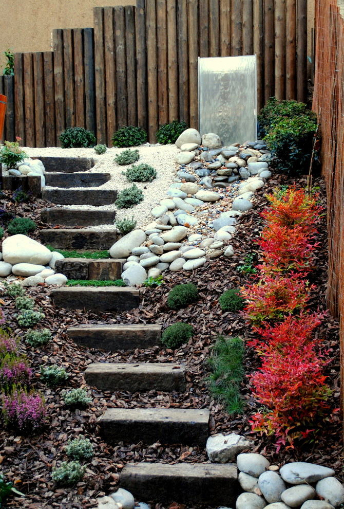 Immagine di un piccolo giardino xeriscape minimal con un pendio, una collina o una riva e pacciame