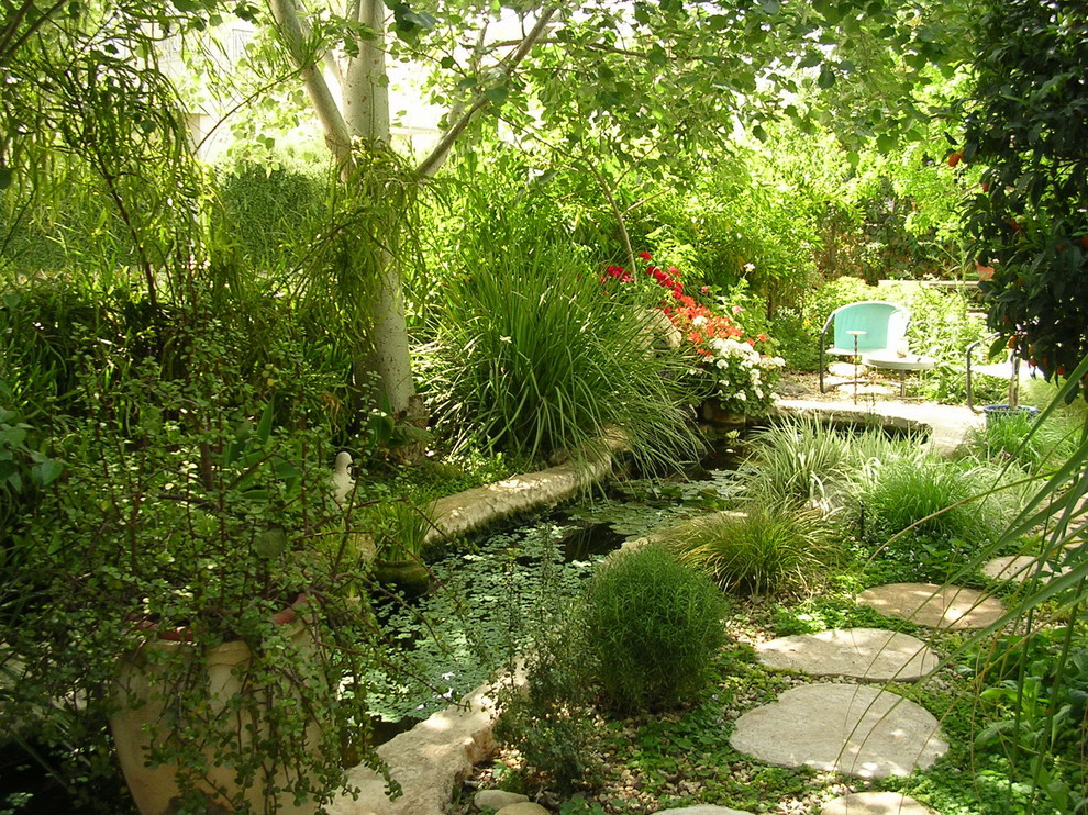 Foto di un giardino eclettico con fontane