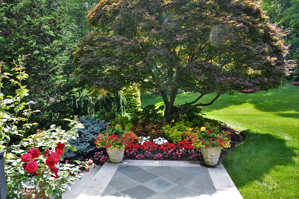 Idées déco pour un grand jardin arrière éclectique avec une exposition partiellement ombragée et des pavés en béton.