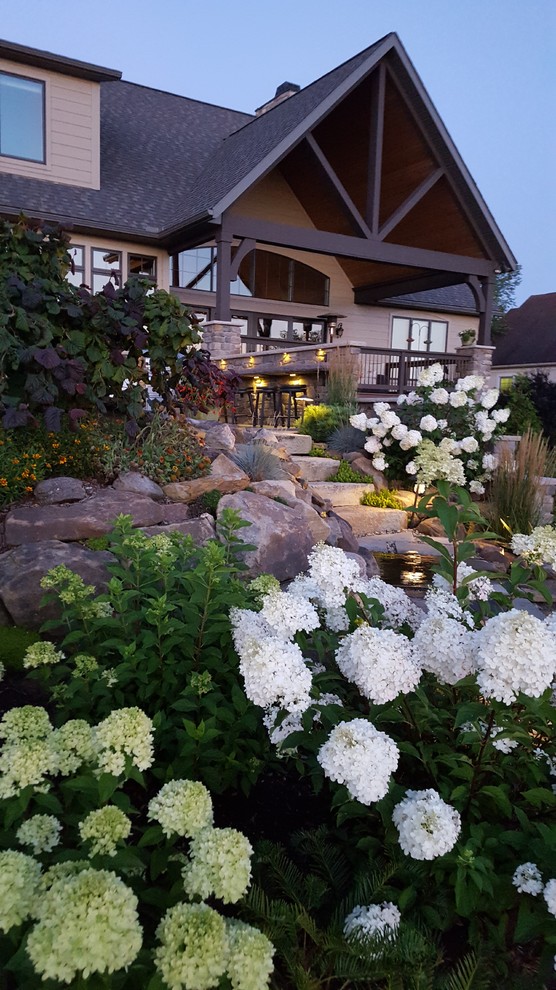 На фото: большой солнечный, летний сад с прудом на заднем дворе в стиле рустика с хорошей освещенностью и покрытием из гравия с