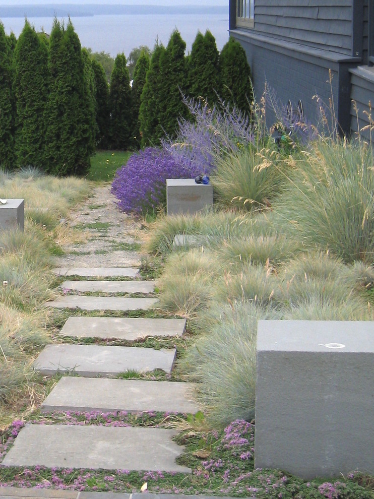Идея дизайна: участок и сад на боковом дворе в современном стиле с мощением тротуарной плиткой