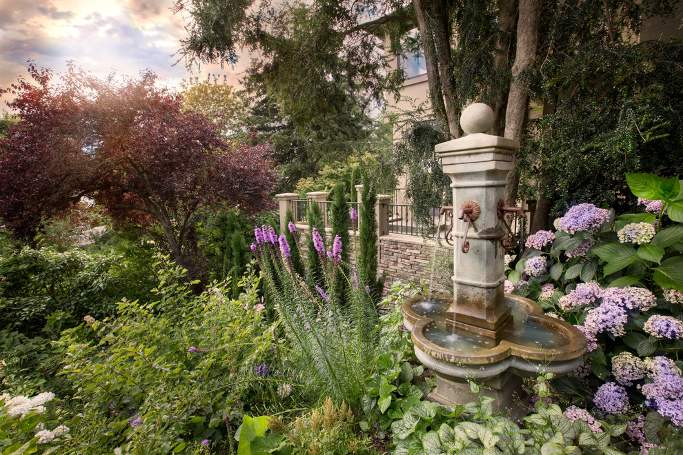 Idées déco pour un grand jardin à la française arrière classique au printemps avec une exposition ensoleillée, des pavés en brique et un point d'eau.