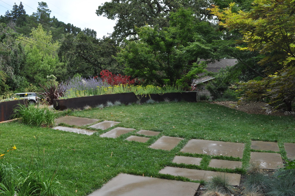 На фото: участок и сад на заднем дворе в современном стиле с