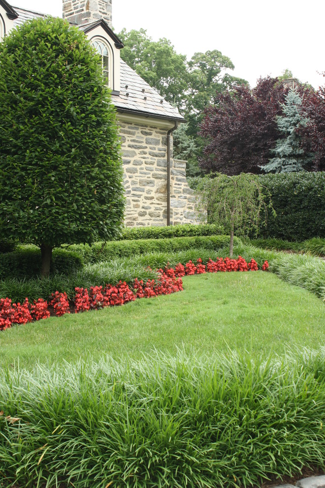 На фото: большой солнечный участок и сад на заднем дворе в классическом стиле с хорошей освещенностью и покрытием из каменной брусчатки