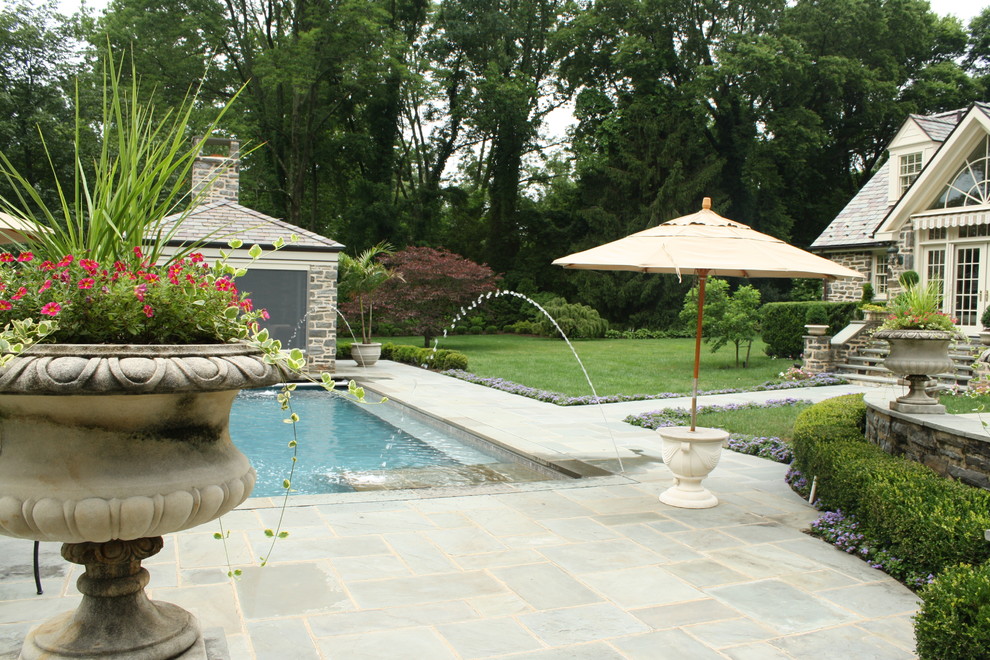 Идея дизайна: большой солнечный участок и сад на заднем дворе в классическом стиле с хорошей освещенностью и покрытием из каменной брусчатки