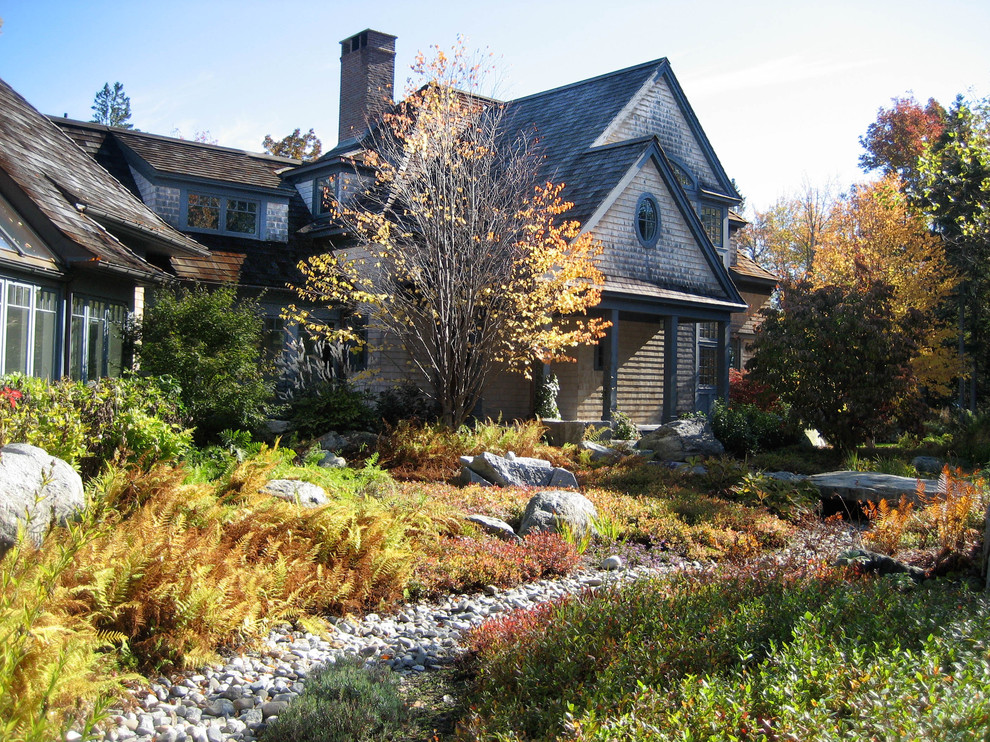 Diseño de jardín tradicional grande en otoño en patio delantero