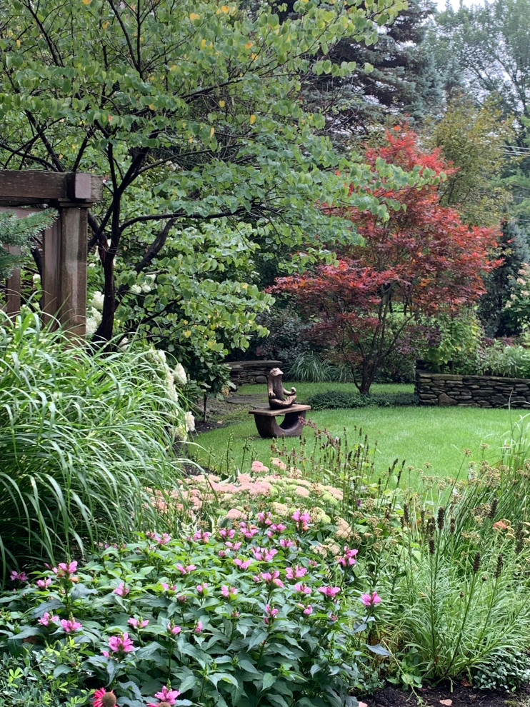 Exemple d'un jardin arrière de taille moyenne avec des solutions pour vis-à-vis, une exposition partiellement ombragée et des galets de rivière.