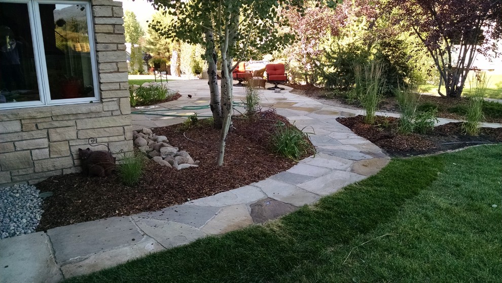 Mittelgroßer Klassischer Gartenweg hinter dem Haus mit Auffahrt und Natursteinplatten in Denver
