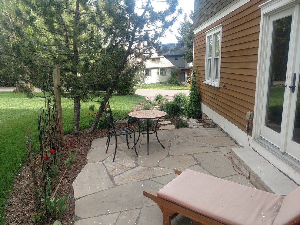Foto di un patio o portico classico di medie dimensioni e nel cortile laterale con pavimentazioni in pietra naturale